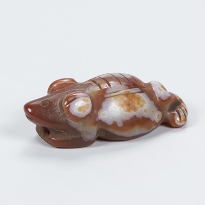 Lot 691 - A HIMALAYAN AGATE TALISMAN OF A THREE-LEGGED FROG