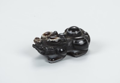 Lot 1800 - A BANDED AGATE TALISMAN OF A BUDDHIST LION