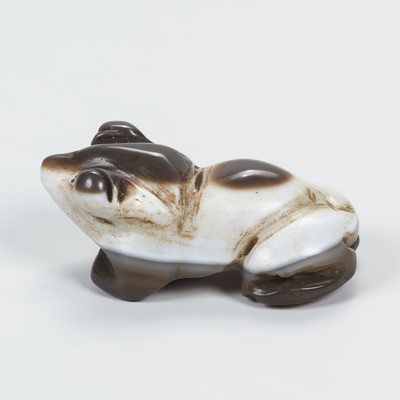 Lot 692 - A HIMALAYAN BANDED AGATE TALISMAN OF A FROG