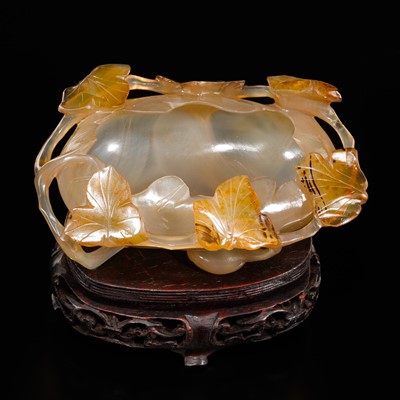 Lot 114 - AN AGATE ‘LEAF’ BRUSH WASHER, 19TH CENTURY