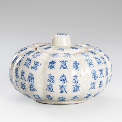 Lot 1105 - A BLUE AND WHITE MING STYLE ‘GOURD AND SHOU’ PORCELAIN INCENSE BOX AND COVER
