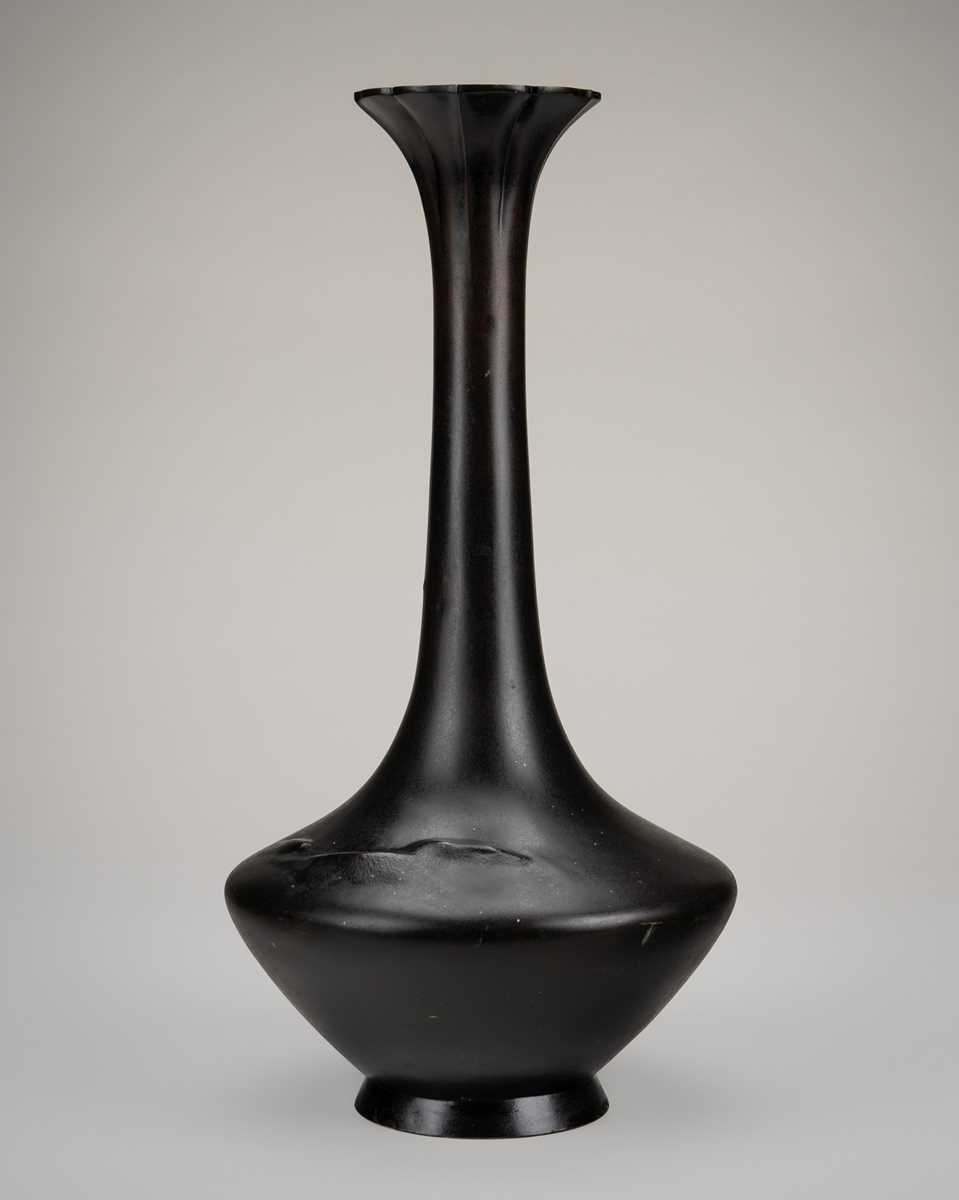 Lot 11 - A SIGNED LARGE BRONZE VASE WITH STYLIZED DECORATION