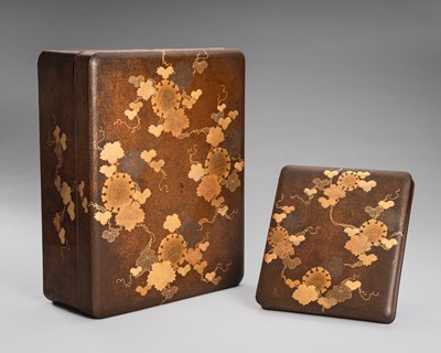 Lot 89 - A GOLD LACQUER SET OF A RYOSHIBAKO (LETTER BOX) AND A SUZURIBAKO (WRITING BOX) DEPICTING LEAFY VINES