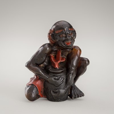 Lot 1206 - A LACQUERED PRESSED HORN NETSUKE OF A SOUTH SEA ISLANDER