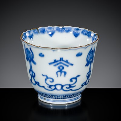 Lot 271 - A BLUE AND WHITE FOLIATE-RIMMED ‘LOTUS’ CUP, KANGXI PERIOD