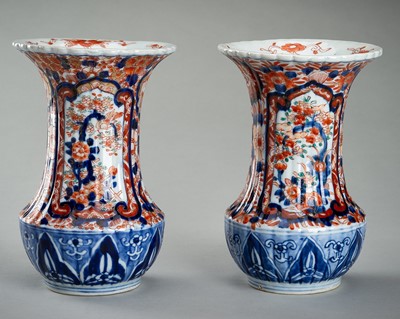 Lot 193 - A PAIR OF IMARI PORCELAIN VASES WITH FLORAL DÉCOR