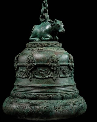 Lot 463 - A LARGE BRONZE ‘NANDI’ TEMPLE BELL WITH CHAIN AND CLAPPER, EAST JAVA, 11TH-13TH CENTURY