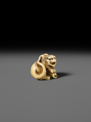Lot 152 - HAKURYU: AN IVORY NETSUKE OF A TIGER AND CUB