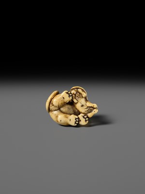 Lot 152 - HAKURYU: AN IVORY NETSUKE OF A TIGER AND CUB
