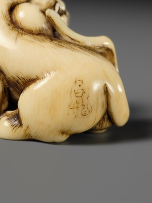 Lot 152 - HAKURYU: AN IVORY NETSUKE OF A TIGER AND CUB