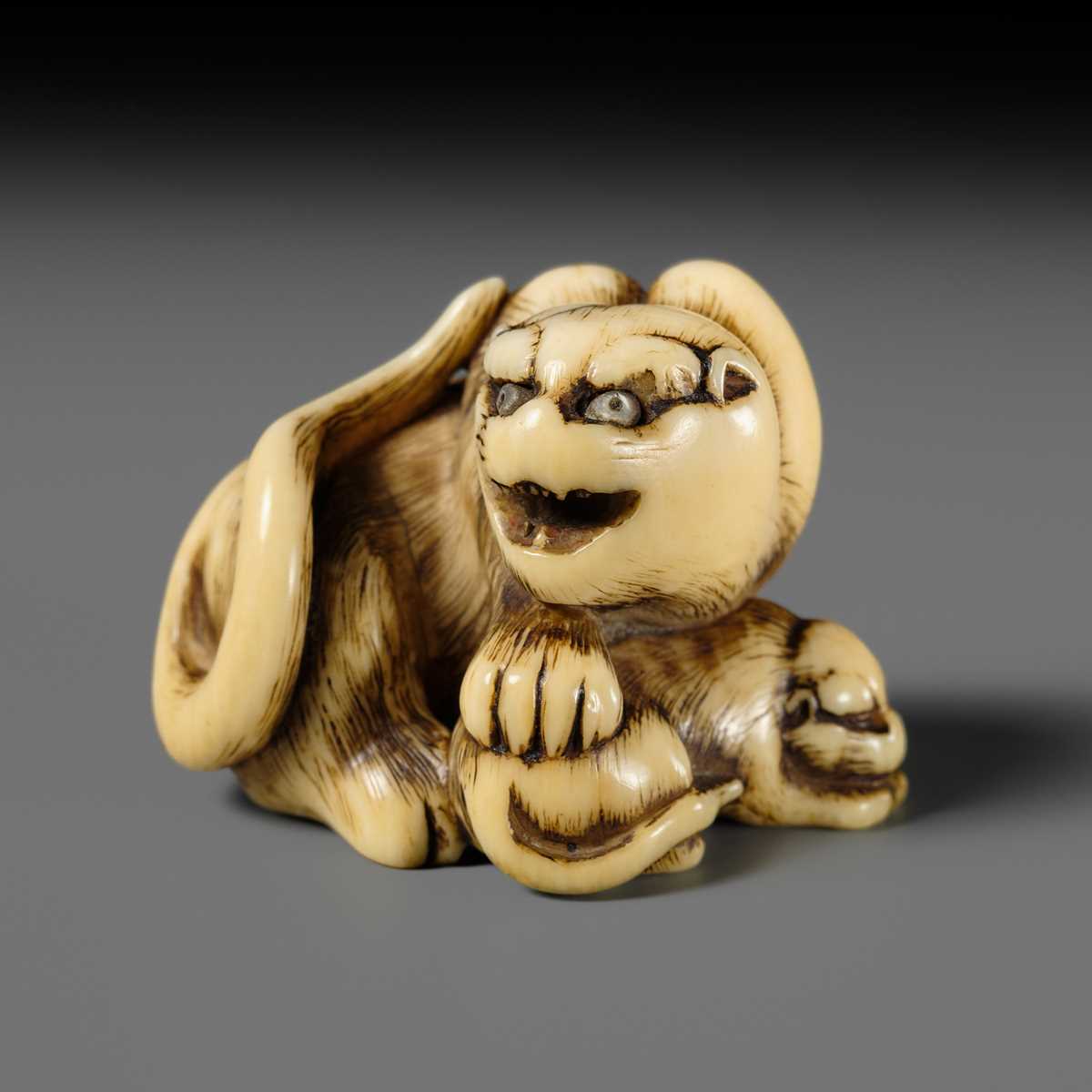 Lot 152 - HAKURYU: AN IVORY NETSUKE OF A TIGER AND CUB