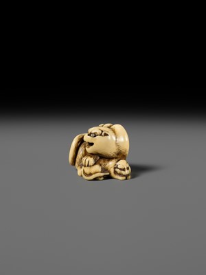 Lot 152 - HAKURYU: AN IVORY NETSUKE OF A TIGER AND CUB