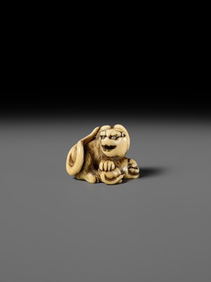 Lot 152 - HAKURYU: AN IVORY NETSUKE OF A TIGER AND CUB