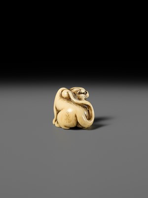 Lot 152 - HAKURYU: AN IVORY NETSUKE OF A TIGER AND CUB