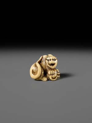 Lot 152 - HAKURYU: AN IVORY NETSUKE OF A TIGER AND CUB
