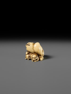 Lot 152 - HAKURYU: AN IVORY NETSUKE OF A TIGER AND CUB