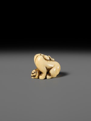 Lot 152 - HAKURYU: AN IVORY NETSUKE OF A TIGER AND CUB