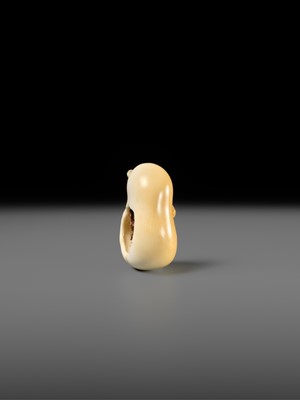 Lot 436 - CHOKUSAI: A FINE IVORY NETSUKE OF A WASP IN A GOURD