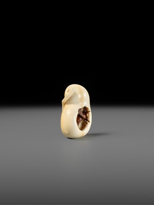 Lot 436 - CHOKUSAI: A FINE IVORY NETSUKE OF A WASP IN A GOURD