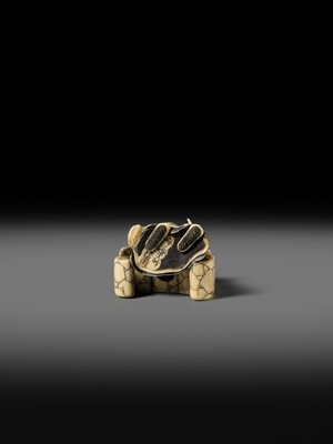 Lot 166 - ANRAKUSAI NOBUKUNI: A SUPERB INLAID IVORY NETSUKE OF SEIOBO