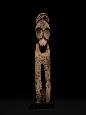 Lot 268 - A LARGE AND IMPRESSIVE HARDWOOD SLIT GONG, ATINGTING KON