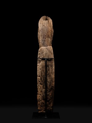 Lot 268 - A LARGE AND IMPRESSIVE HARDWOOD SLIT GONG, ATINGTING KON