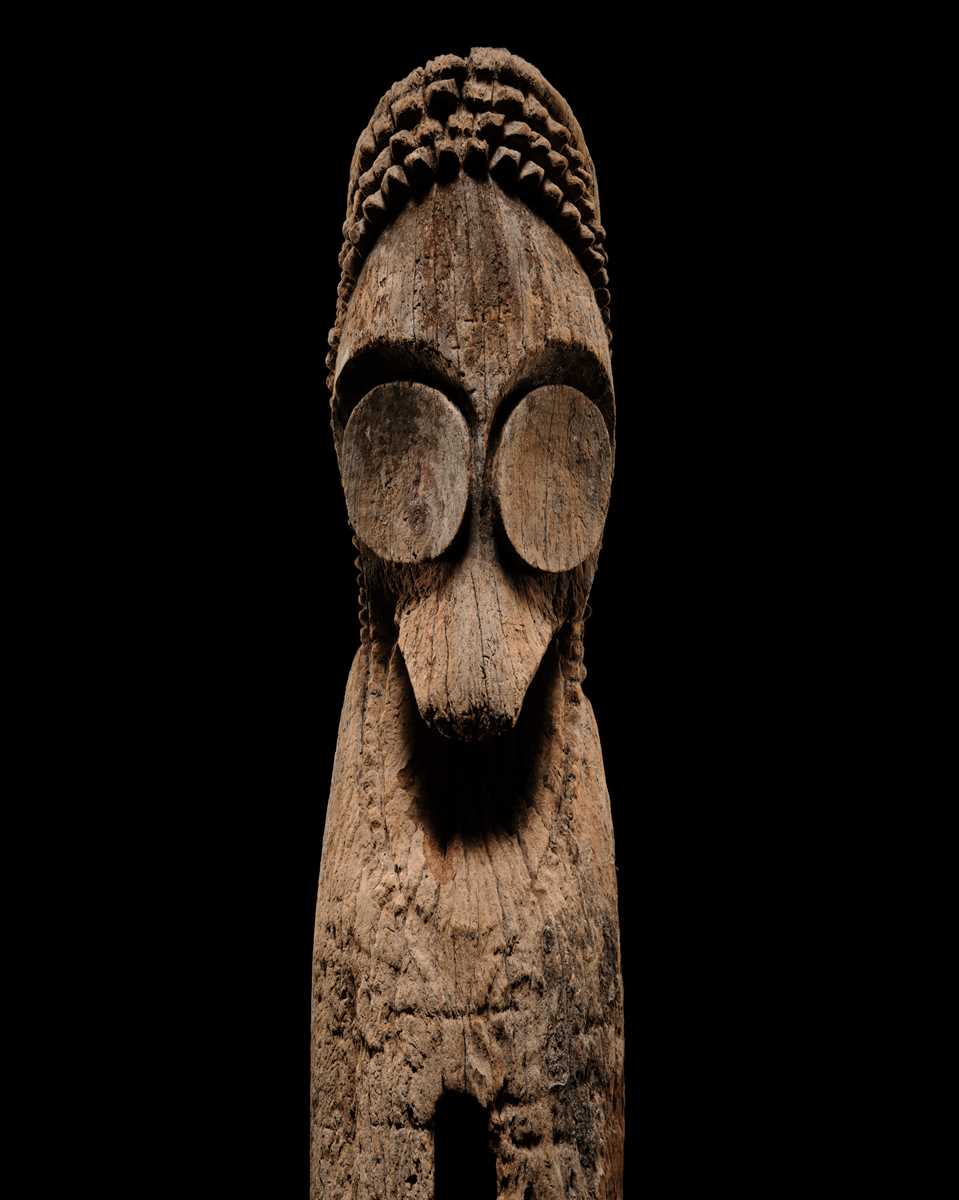 Lot 268 - A LARGE AND IMPRESSIVE HARDWOOD SLIT GONG, ATINGTING KON