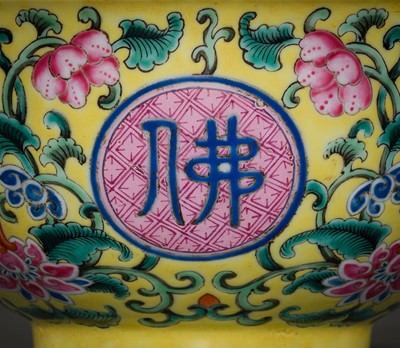 Lot 168 - AN IMPERIAL YELLOW-GROUND FAMILLE ROSE ‘FORI CHANGMING’ BOWL, QIANLONG MARK AND PERIOD