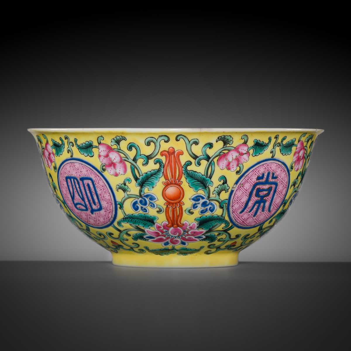 Lot 168 - AN IMPERIAL YELLOW-GROUND FAMILLE ROSE ‘FORI CHANGMING’ BOWL, QIANLONG MARK AND PERIOD