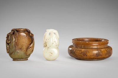 Lot 908 - A GROUP OF THREE HARDSTONE ITEMS, LATE QING DYNASTY TO REPUBLIC PERIOD