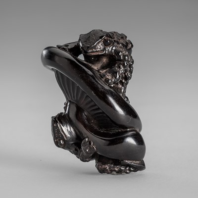 Lot 1572 - AN EBONY WOOD NETSUKE OF TWO FROGS ON A MUSHROOM