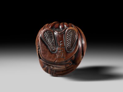 Lot 120 - A SUPERB WOOD NETSUKE OF FUKUROKUJU WITH A KARAKO, ATTRIBUTED TO TSUJI