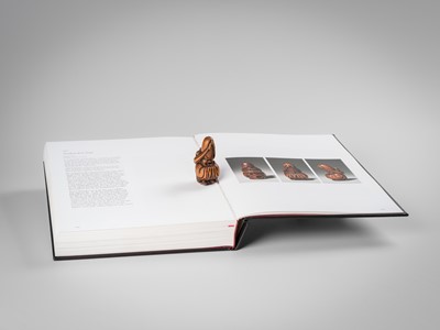 Lot 120 - A SUPERB WOOD NETSUKE OF FUKUROKUJU WITH A KARAKO, ATTRIBUTED TO TSUJI
