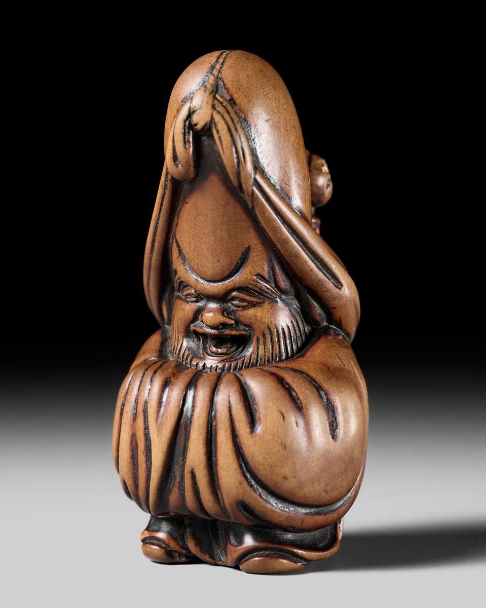 Lot 120 - A SUPERB WOOD NETSUKE OF FUKUROKUJU WITH A KARAKO, ATTRIBUTED TO TSUJI