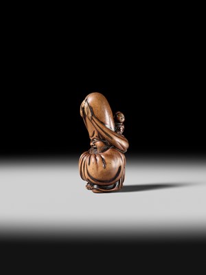 Lot 120 - A SUPERB WOOD NETSUKE OF FUKUROKUJU WITH A KARAKO, ATTRIBUTED TO TSUJI