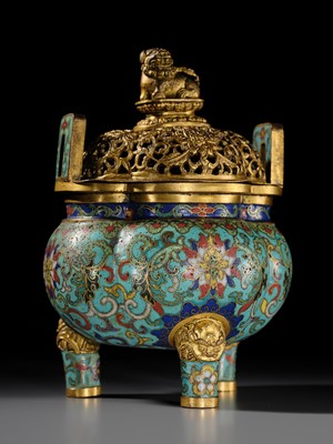 Lot 110 - A CLOISONNÉ ENAMEL AND GILT-BRONZE TRIPOD CENSER AND COVER, QIANLONG