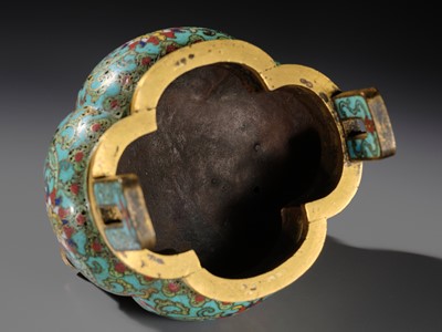 Lot 110 - A CLOISONNÉ ENAMEL AND GILT-BRONZE TRIPOD CENSER AND COVER, QIANLONG