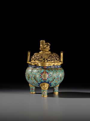 Lot 110 - A CLOISONNÉ ENAMEL AND GILT-BRONZE TRIPOD CENSER AND COVER, QIANLONG
