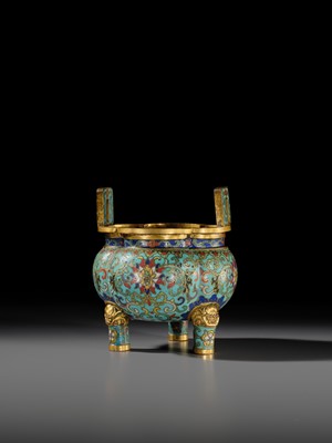 Lot 110 - A CLOISONNÉ ENAMEL AND GILT-BRONZE TRIPOD CENSER AND COVER, QIANLONG