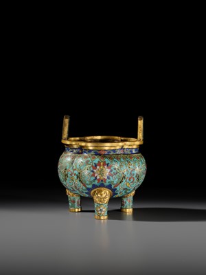 Lot 110 - A CLOISONNÉ ENAMEL AND GILT-BRONZE TRIPOD CENSER AND COVER, QIANLONG