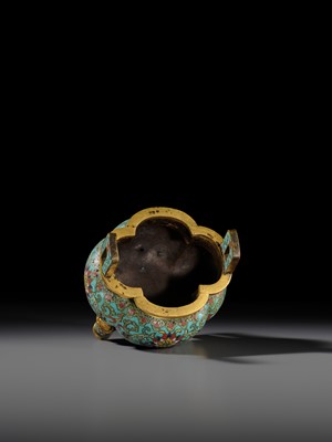 Lot 110 - A CLOISONNÉ ENAMEL AND GILT-BRONZE TRIPOD CENSER AND COVER, QIANLONG