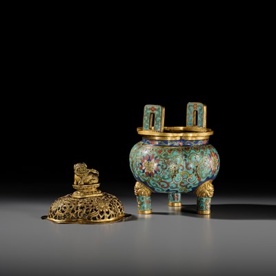 Lot 110 - A CLOISONNÉ ENAMEL AND GILT-BRONZE TRIPOD CENSER AND COVER, QIANLONG