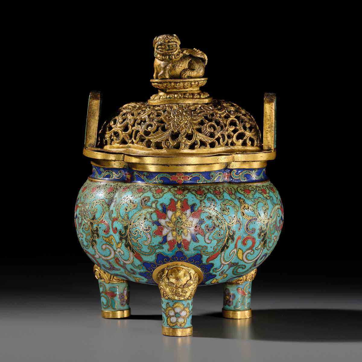 Lot 110 - A CLOISONNÉ ENAMEL AND GILT-BRONZE TRIPOD CENSER AND COVER, QIANLONG