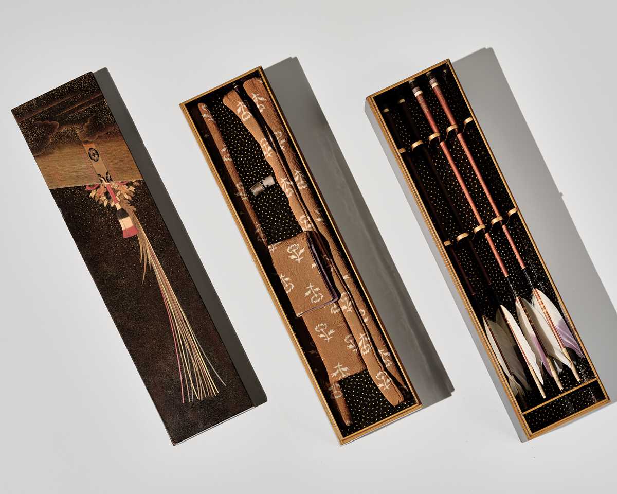 Lot 129 - HANAGENSAI TOSUI: A SUPERB LACQUER KOBAKO WITH A LADIES’ INDOOR ARCHERY SET