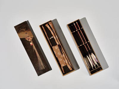 Lot 129 - HANAGENSAI TOSUI: A SUPERB LACQUER KOBAKO WITH A LADIES’ INDOOR ARCHERY SET