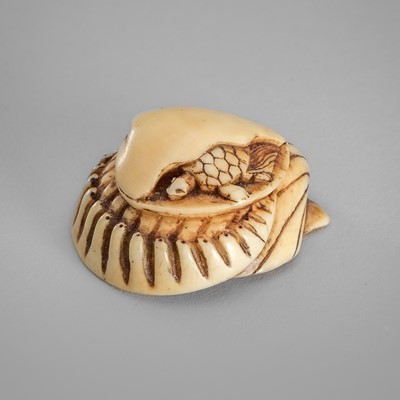 Lot 1636 - A SMALL IVORY NETSUKE OF A MINOGAME ON A HAMAGURI CLAM