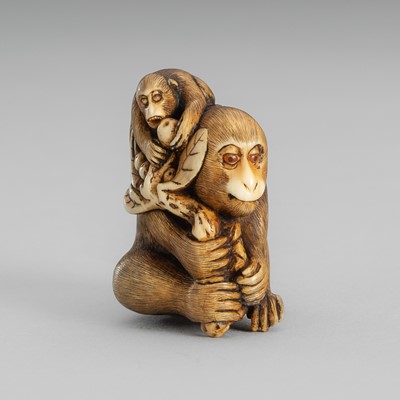 Lot 1536 - A FINE IVORY NETSUKE OF A MONKEY WITH YOUNG