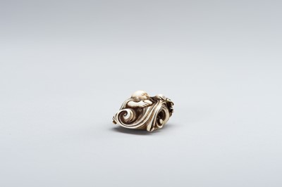 Lot 350 - AN IVORY NETSUKE OF A PEARL DIVER