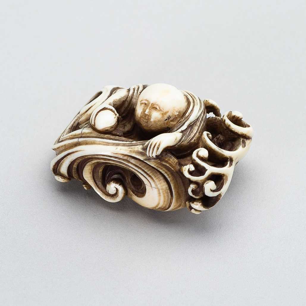 Lot 350 - AN IVORY NETSUKE OF A PEARL DIVER