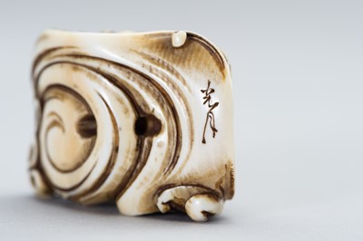 Lot 350 - AN IVORY NETSUKE OF A PEARL DIVER